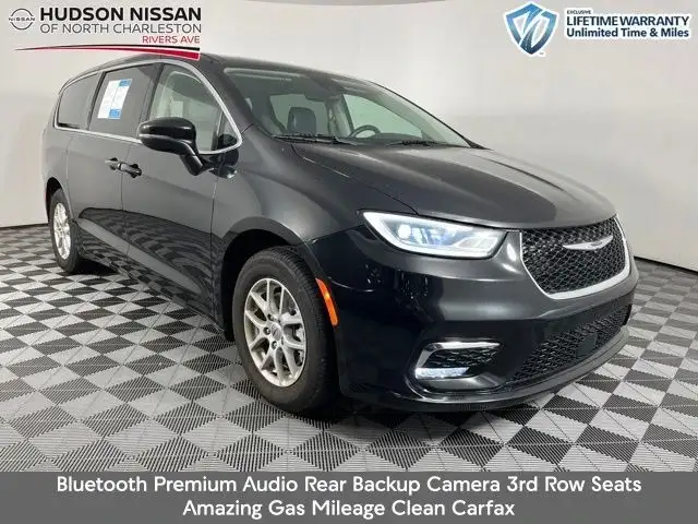 2023 Chrysler Pacifica Touring L's photo