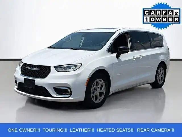 2023 Chrysler Pacifica Touring L's photo