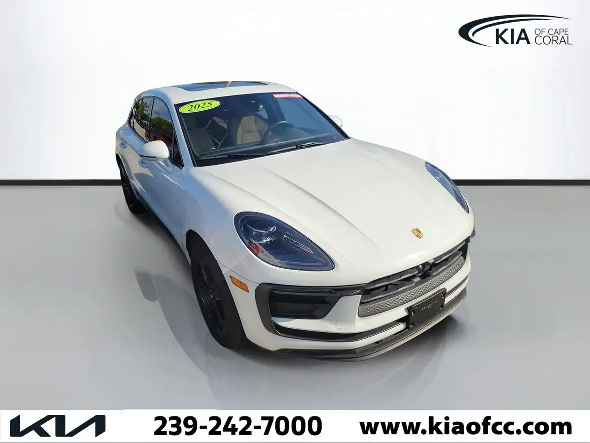 2025 Porsche Macan Base's photo