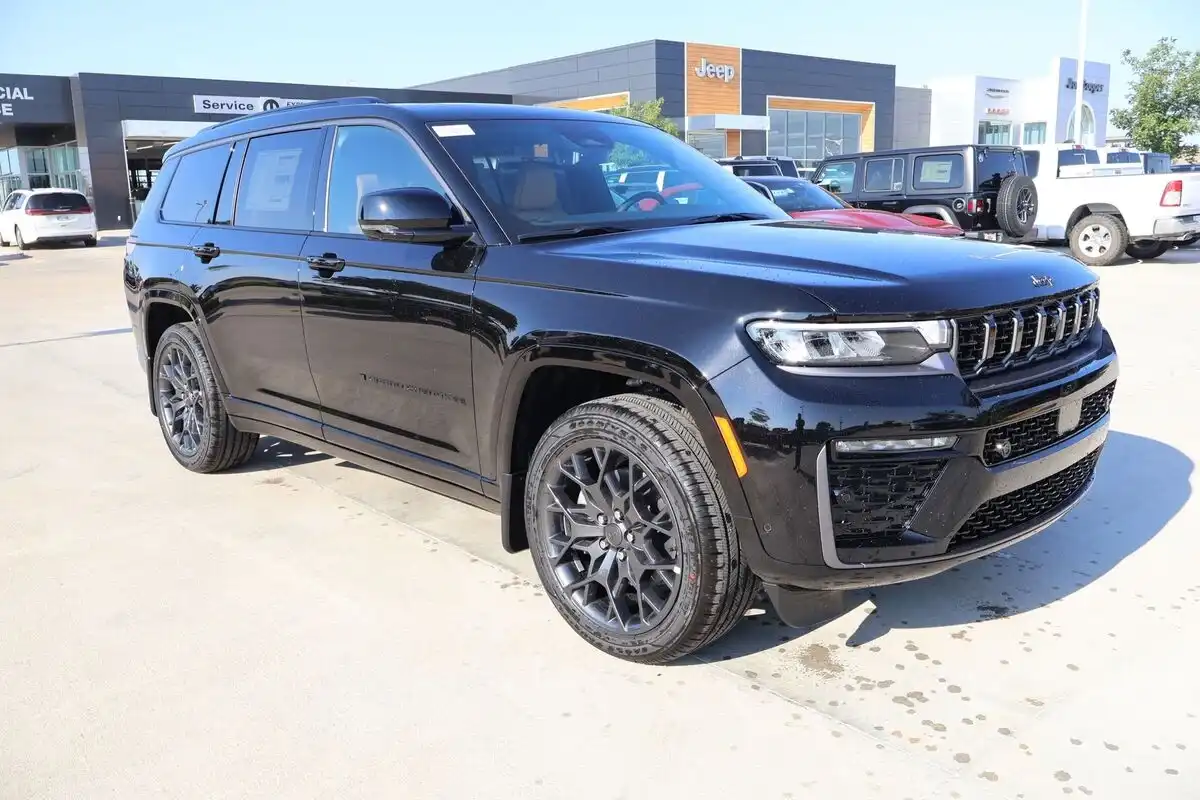 2026 Jeep Grand Cherokee L Summit 4x4's photo