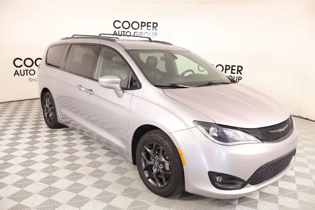 2018 Chrysler Pacifica Touring L Plus's photo
