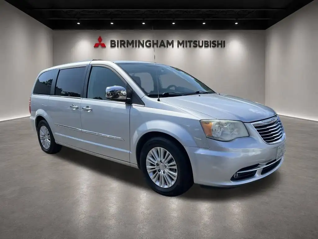 2012 Chrysler Town & Country Limited's photo