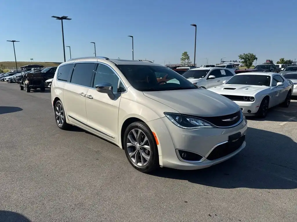 2020 Chrysler Pacifica Limited 35th Anniversary's photo