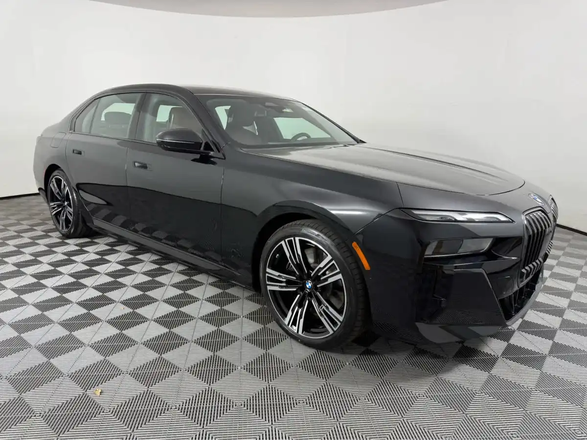 2026 BMW 7 Series 750e xDrive Sedan's photo