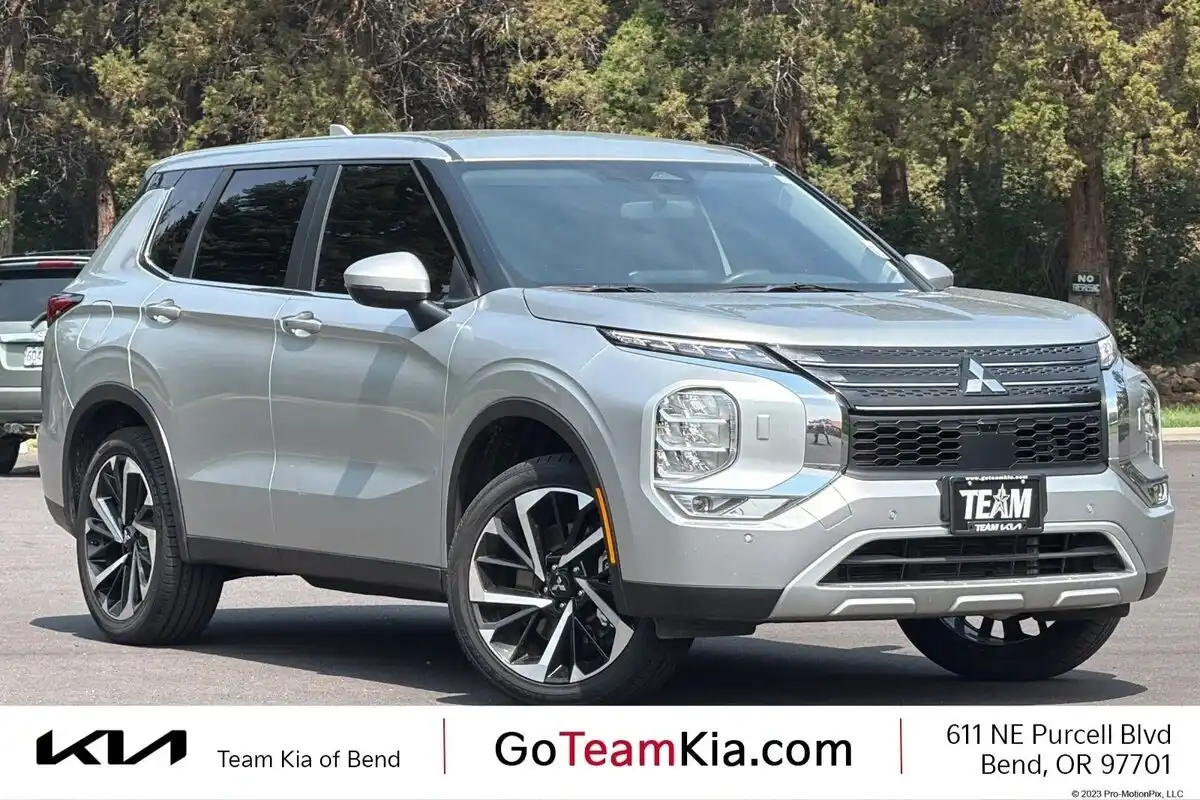 2024 Mitsubishi Outlander SE Black Edition w Pano S-AWC's photo