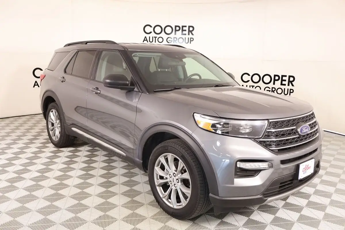 2023 Ford Explorer XLT 4WD photo 1