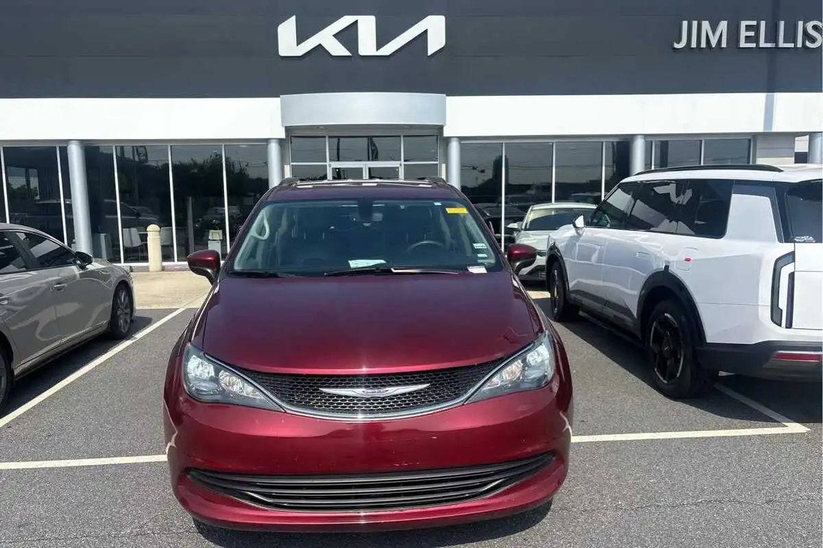 2020 Chrysler Voyager LXI's photo