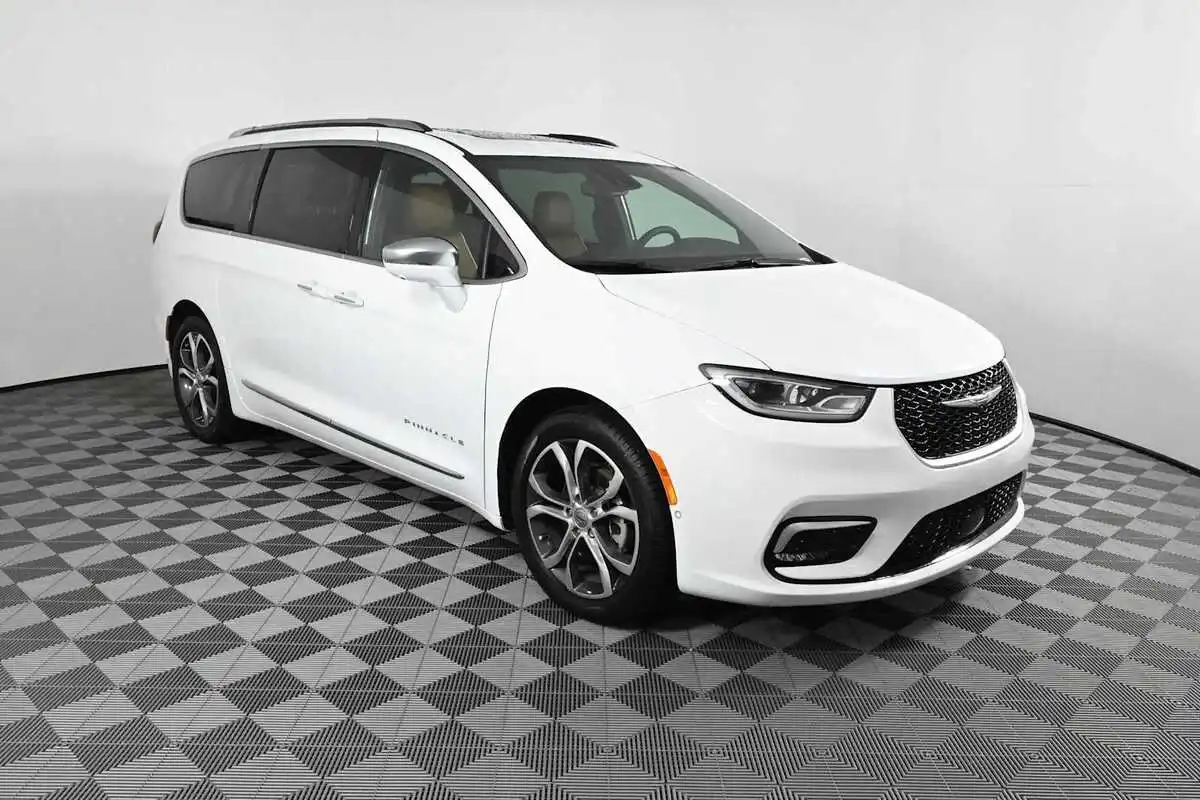 2024 Chrysler Pacifica Pinnacle's photo