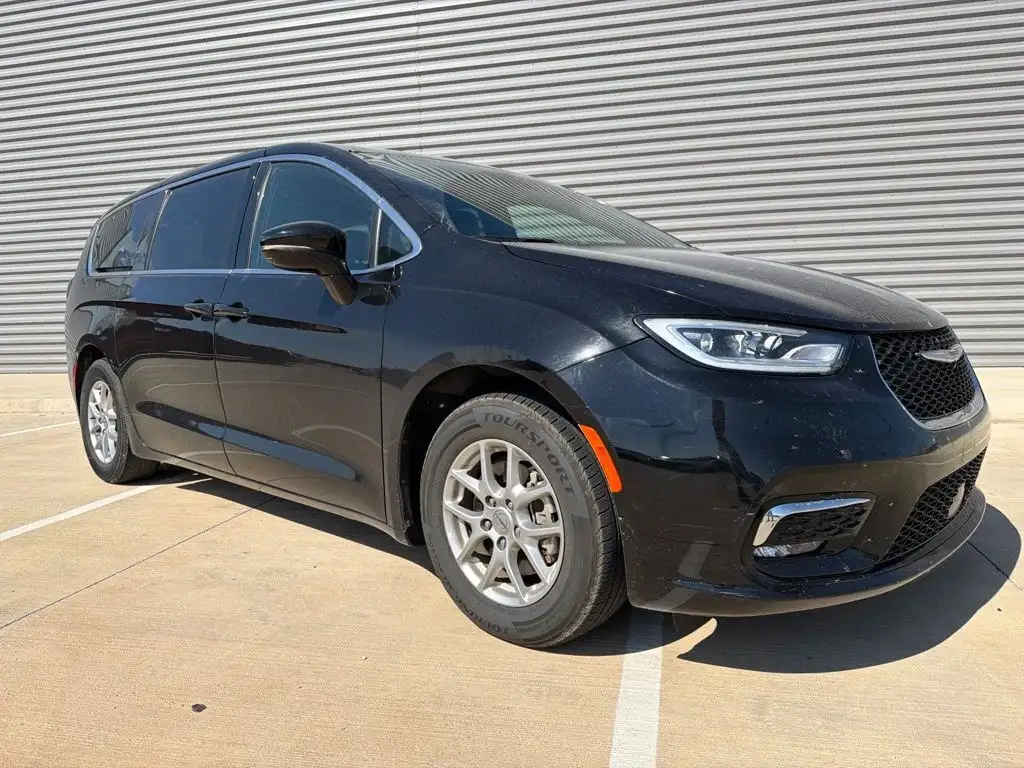 2025 Chrysler Pacifica Select's photo