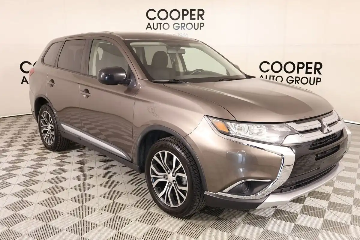 2018 Mitsubishi Outlander ES S-AWC's photo