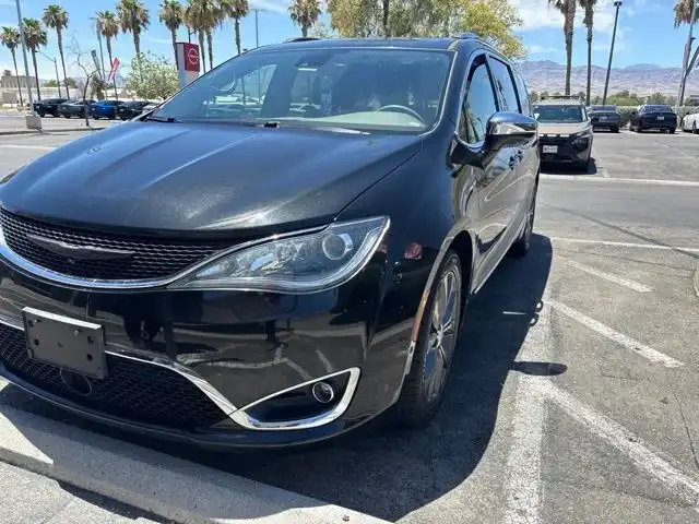2017 Chrysler Pacifica Limited's photo