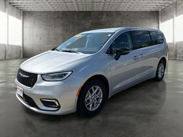 2024 Chrysler Pacifica Touring L's photo