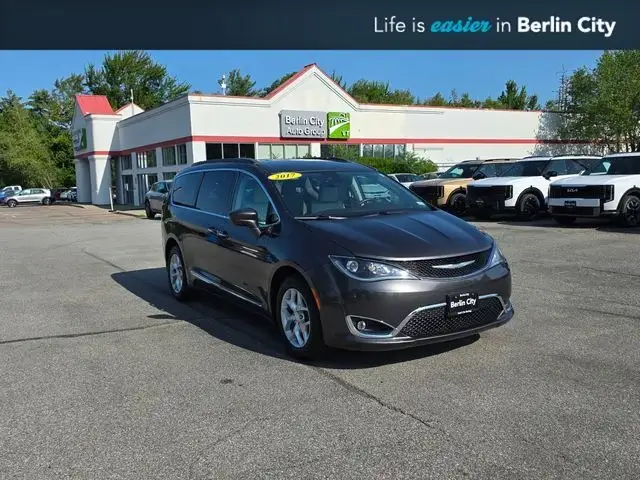 2017 Chrysler Pacifica Touring-L photo 1