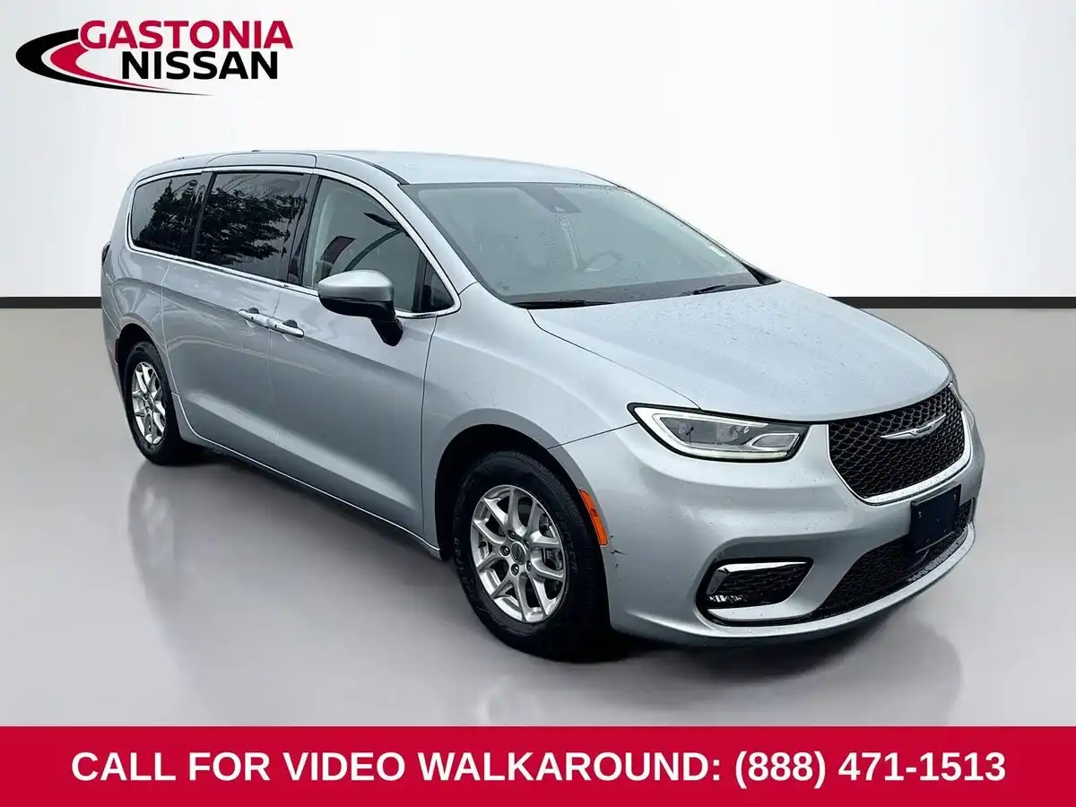 2023 Chrysler Pacifica Touring L's photo