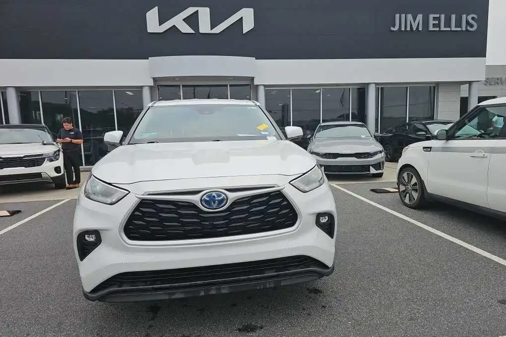 2023 Toyota Highlander Hybrid LE FWD's photo
