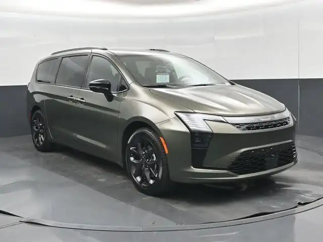 2027 Chrysler Pacifica Limited's photo