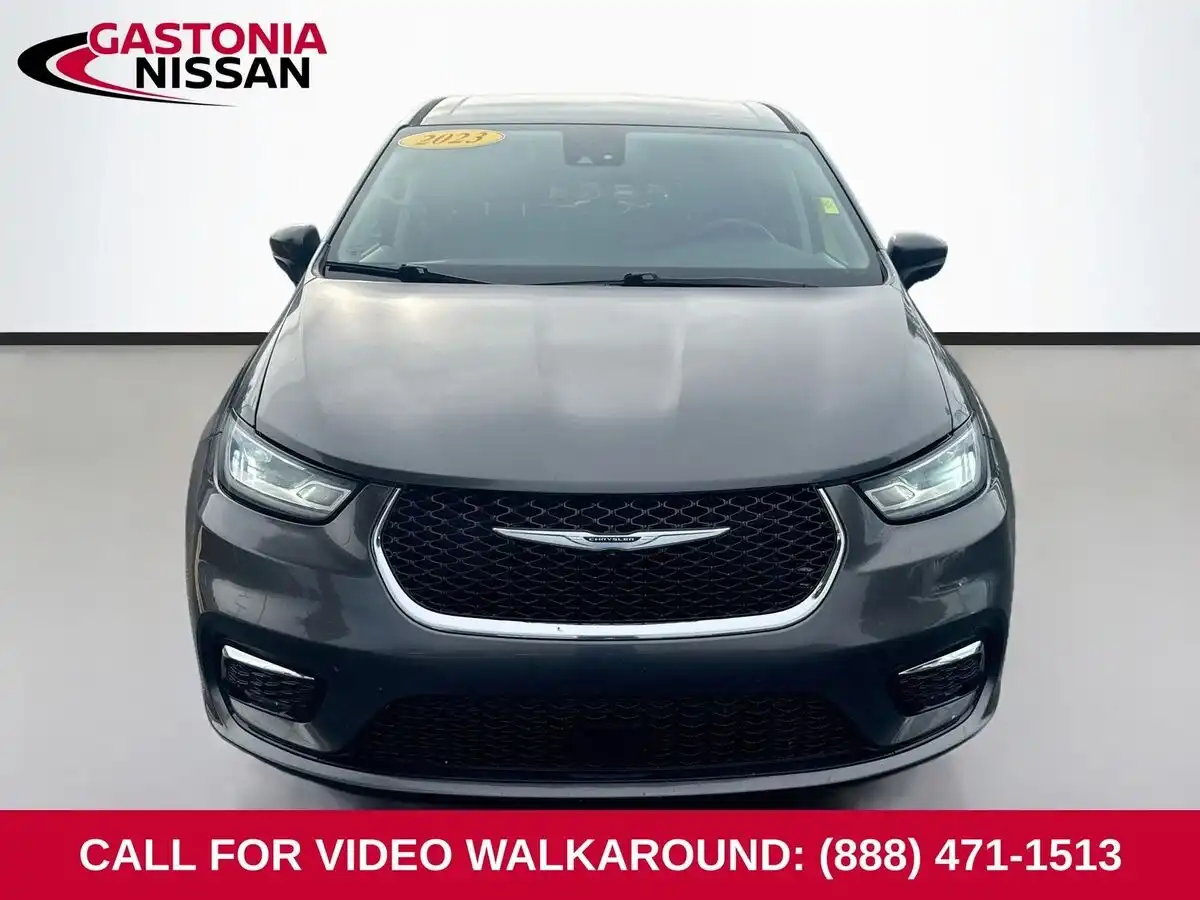 2023 Chrysler Pacifica Touring L's photo