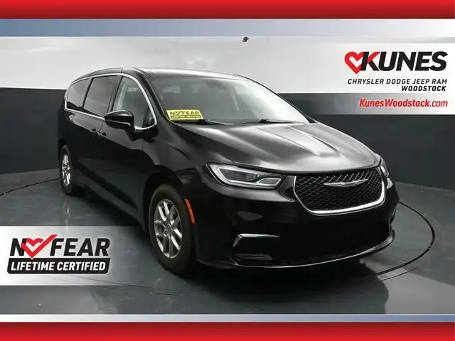 2024 Chrysler Pacifica Touring L's photo