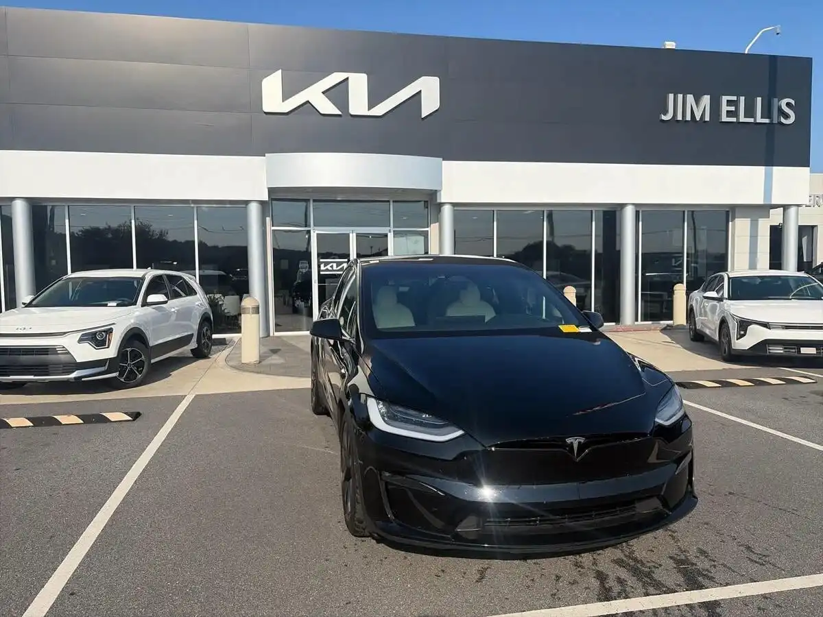 2023 Tesla Model X Long Range's photo
