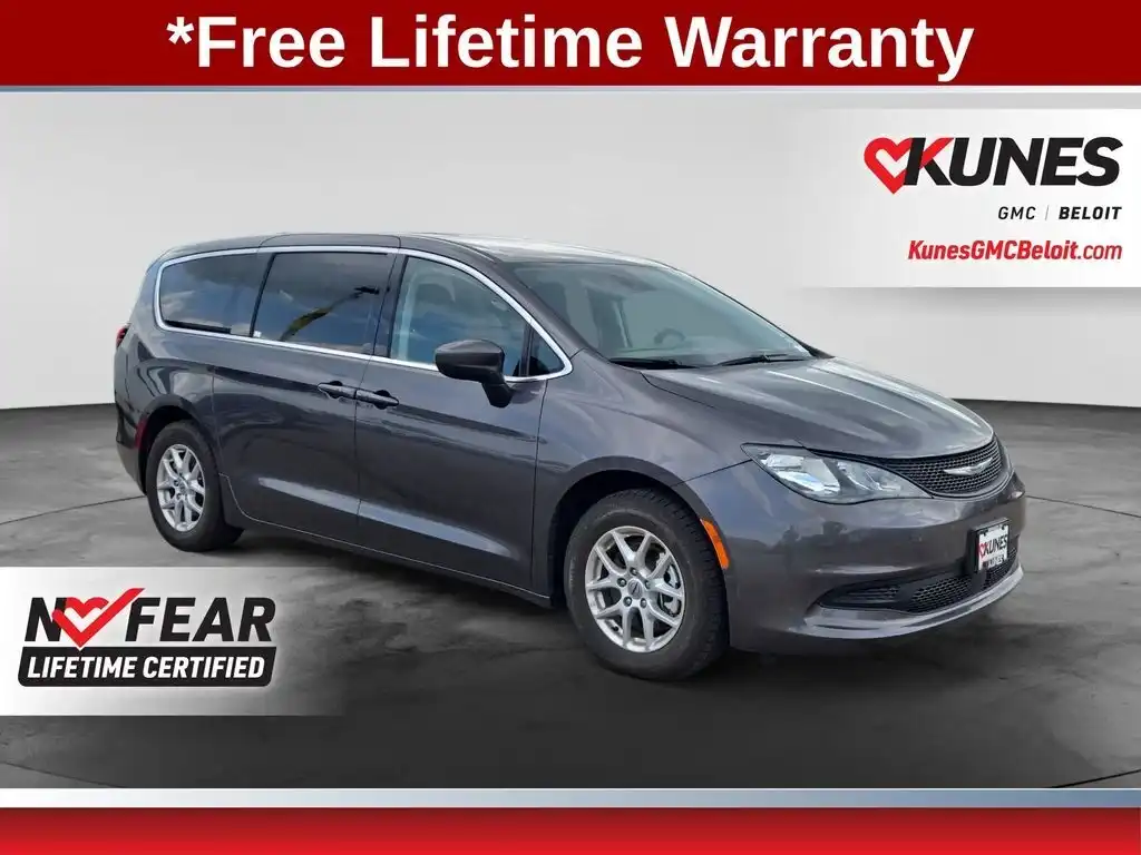 2023 Chrysler Voyager LX's photo