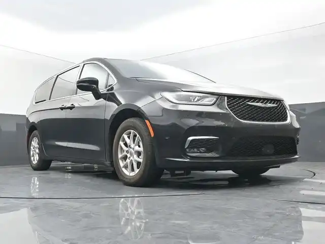 2025 Chrysler Pacifica Select's photo