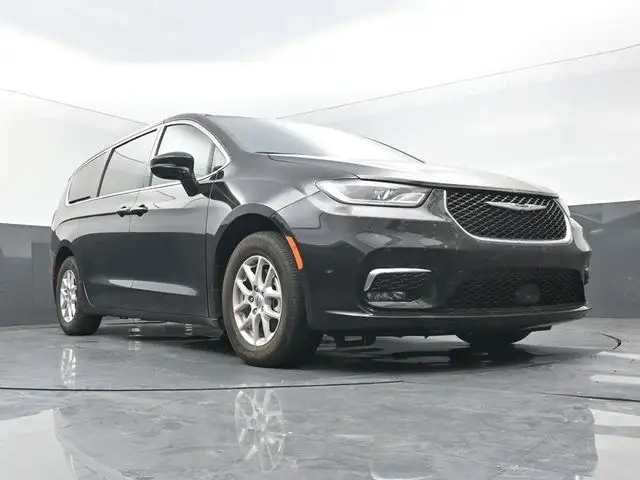 2025 Chrysler Pacifica Select photo 1