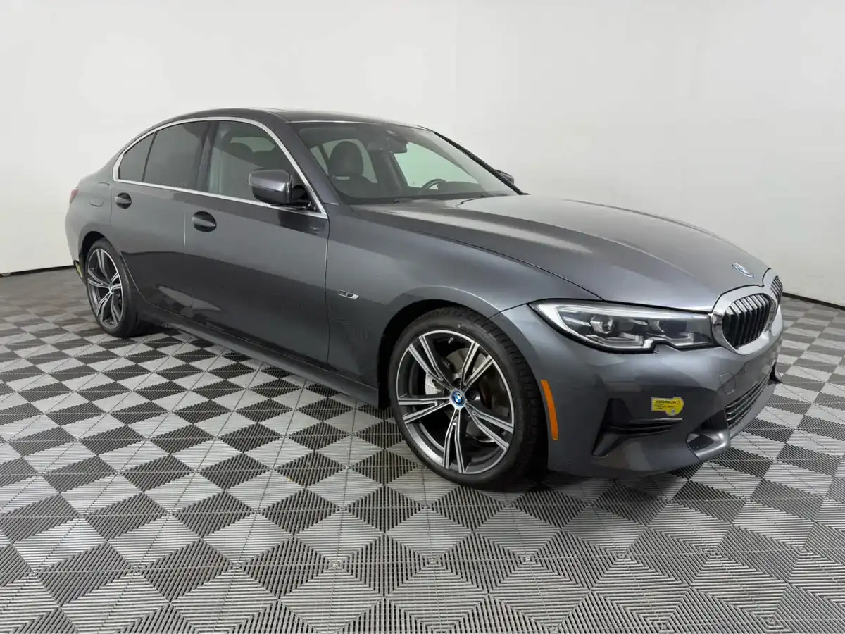 2022 BMW 3 Series 330e Sedan's photo