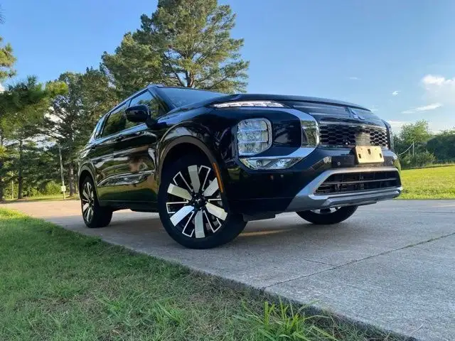 2025 Mitsubishi Outlander SEL 2WD's photo