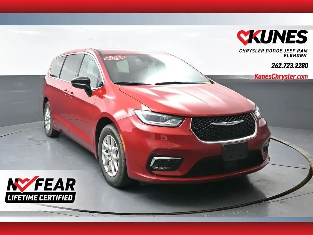 2025 Chrysler Pacifica Select's photo