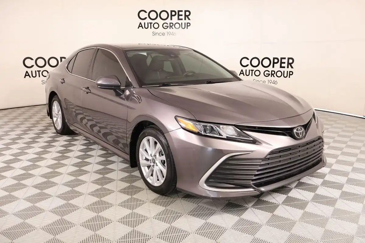 2023 Toyota Camry LE's photo