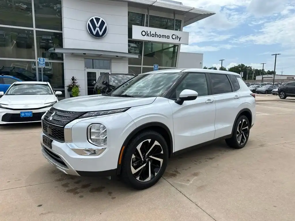 2023 Mitsubishi Outlander SE 2WD's photo