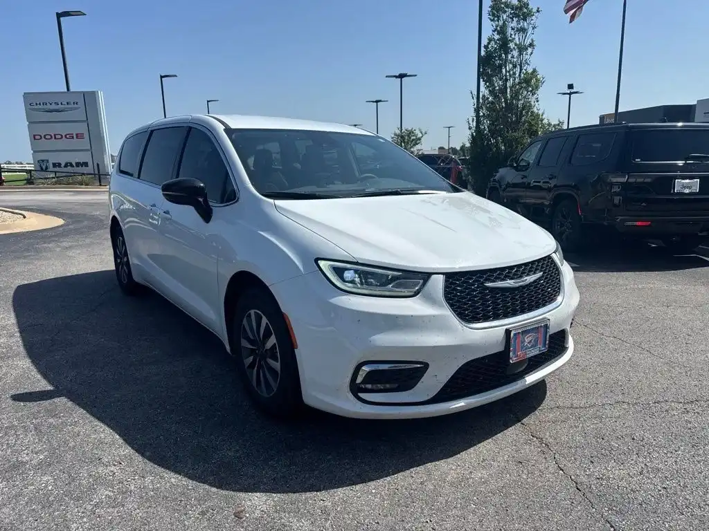 2024 Chrysler Pacifica Hybrid Select PHEV's photo