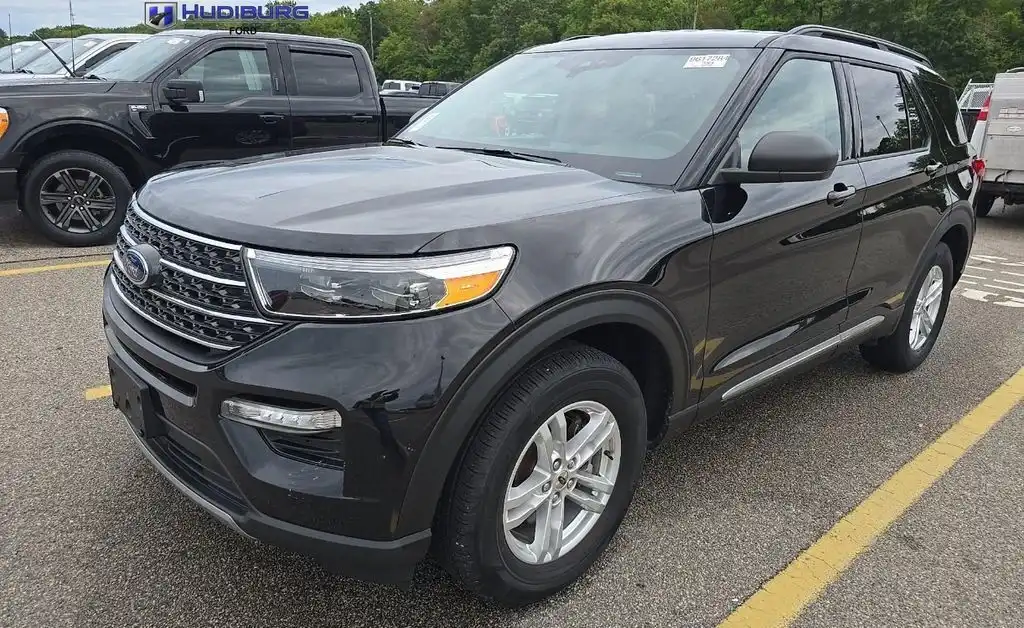 2023 Ford Explorer XLT 4WD's photo