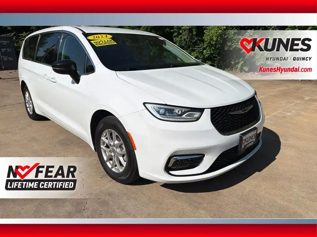 2024 Chrysler Pacifica Touring L's photo