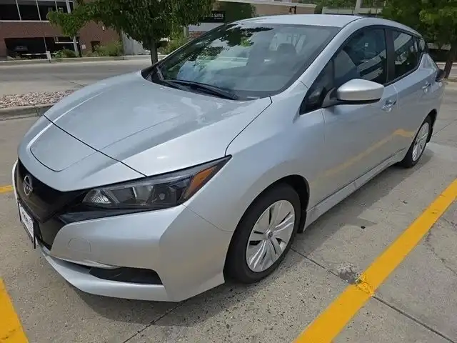 2025 Nissan Leaf S's photo