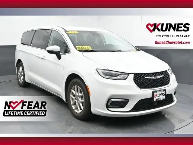 2023 Chrysler Pacifica Touring L photo 1