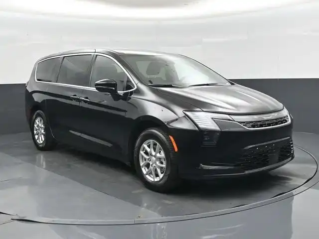 2027 Chrysler Pacifica Select's photo