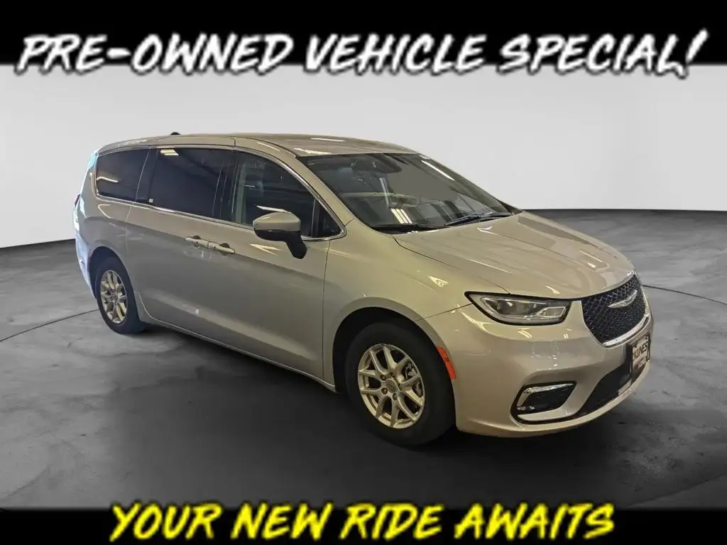 2023 Chrysler Pacifica Touring L's photo