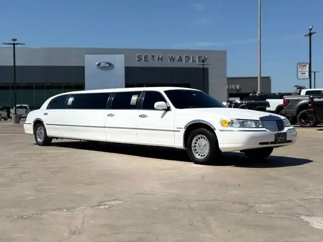 2002 Lincoln Town Car Executive's photo