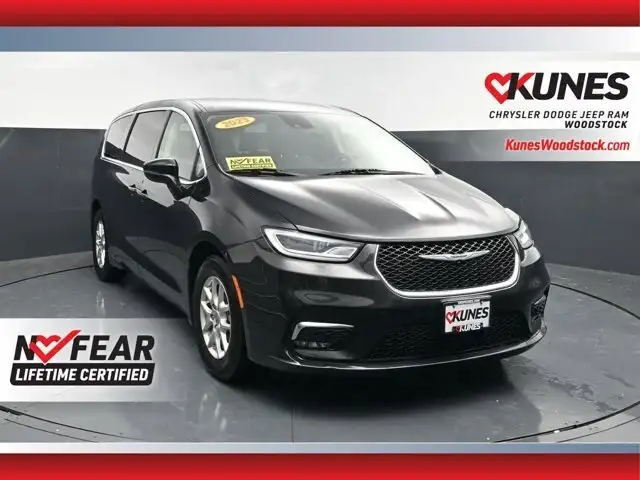 2023 Chrysler Pacifica Touring L's photo