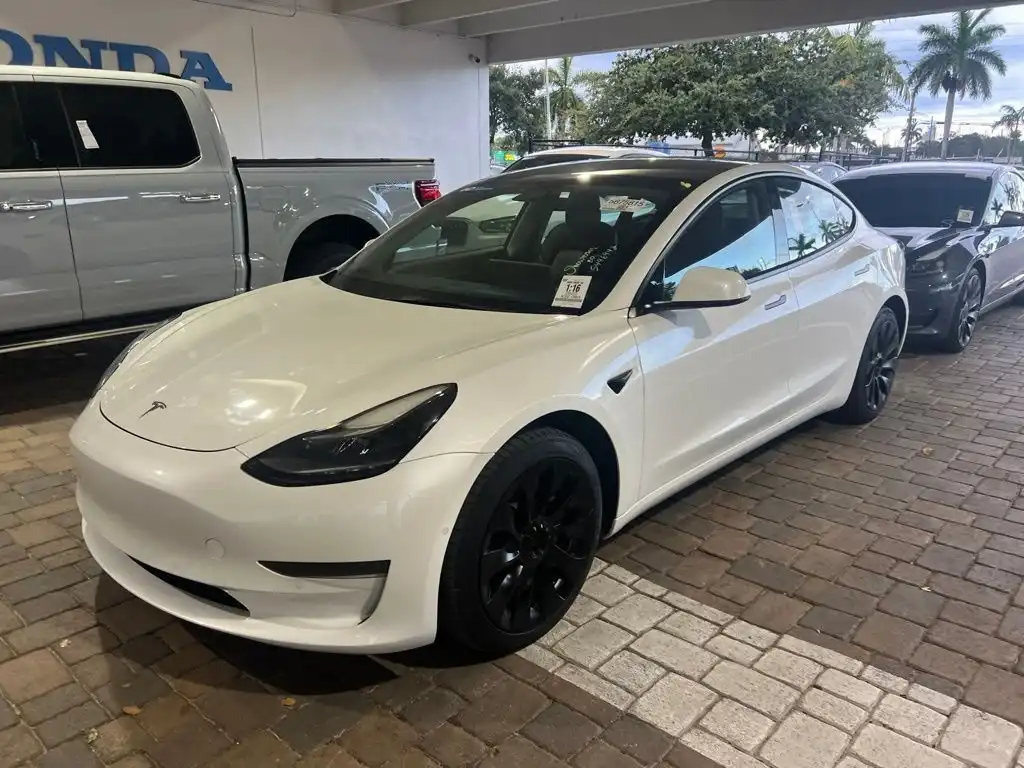 2022 Tesla Model 3 Standard Range Plus's photo