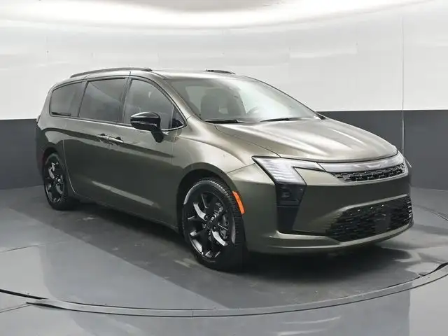 2027 Chrysler Pacifica Limited's photo