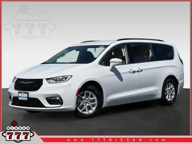 2022 Chrysler Pacifica Touring L's photo