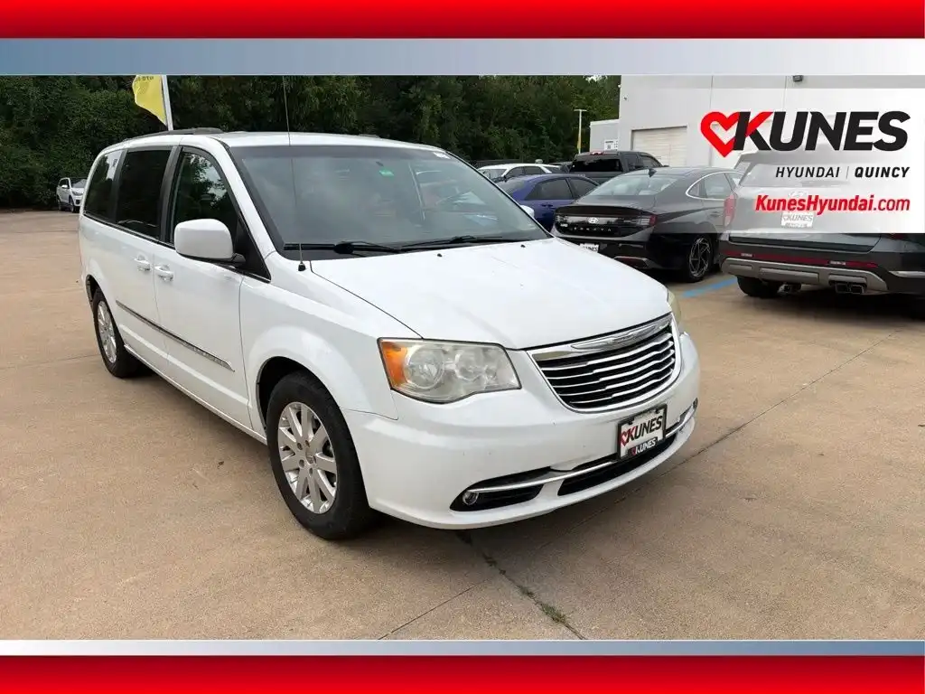 2014 Chrysler Town & Country Touring's photo