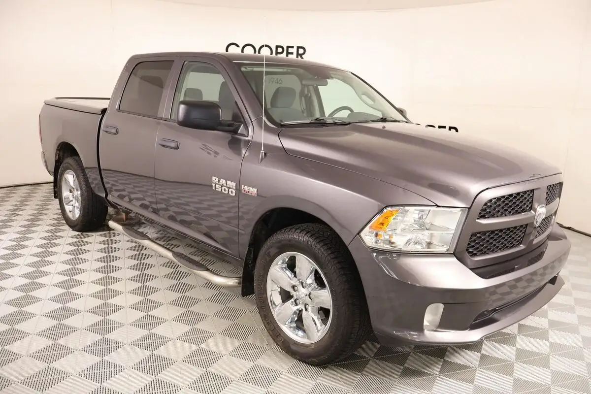 2018 RAM 1500 Express Crew Cab 5'7 photo 1
