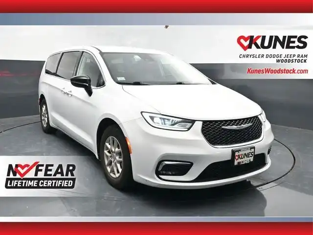 2024 Chrysler Pacifica Touring L's photo