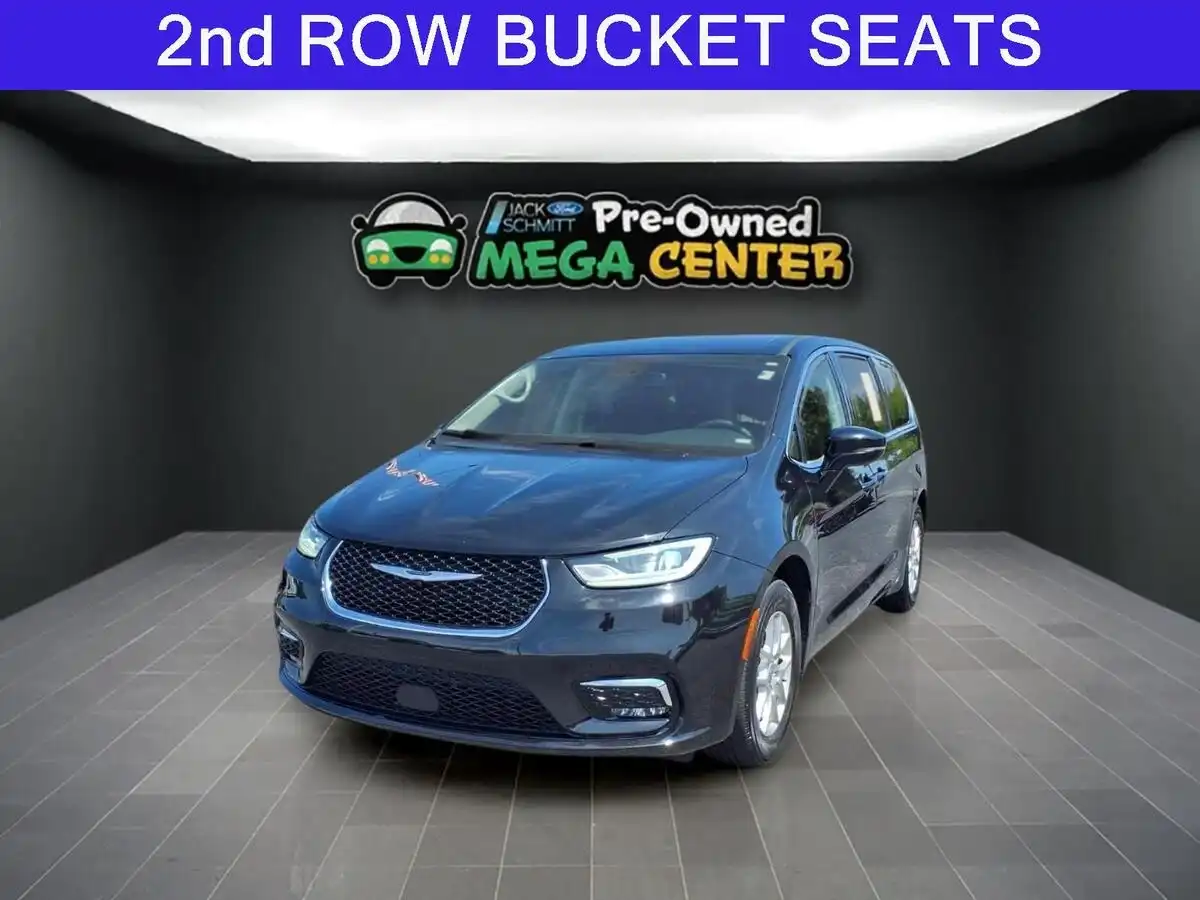 2024 Chrysler Pacifica Touring L's photo