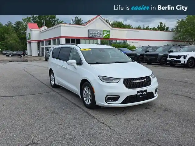 2022 Chrysler Pacifica Touring L's photo