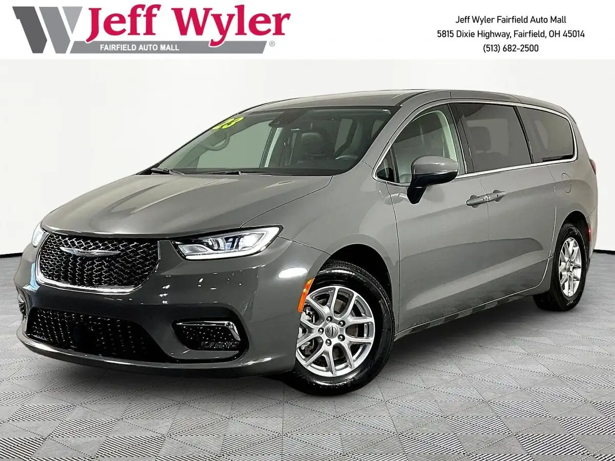 2023 Chrysler Pacifica Touring L's photo