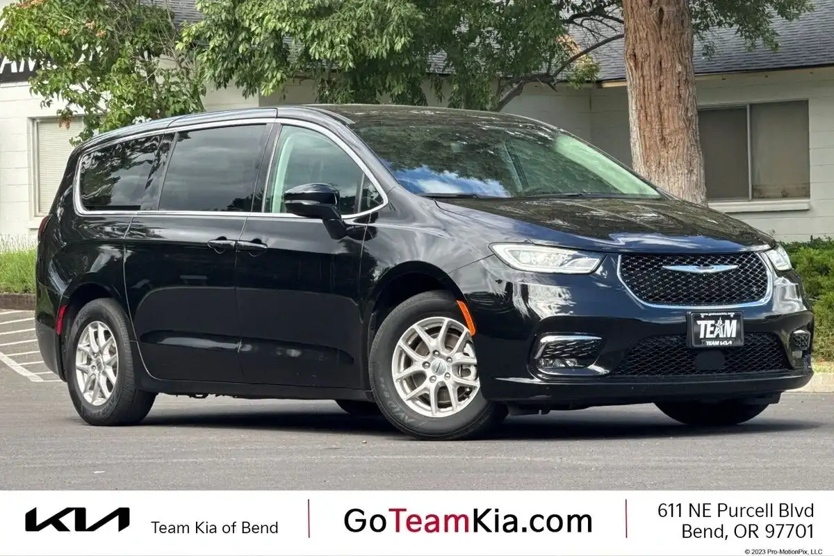 2024 Chrysler Pacifica Touring L's photo
